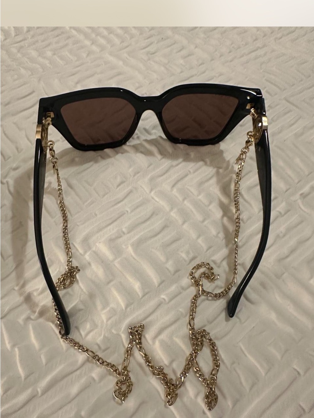 Gucci Black Cat-Eye Sunglasses with Gold Chain Accent - Picture 7 of 9